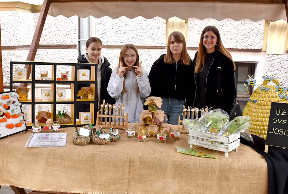 Požeška jesen u srcu grada: Štandovi, izlagači i mirisi domaćih proizvoda ispunili pješačku zonu