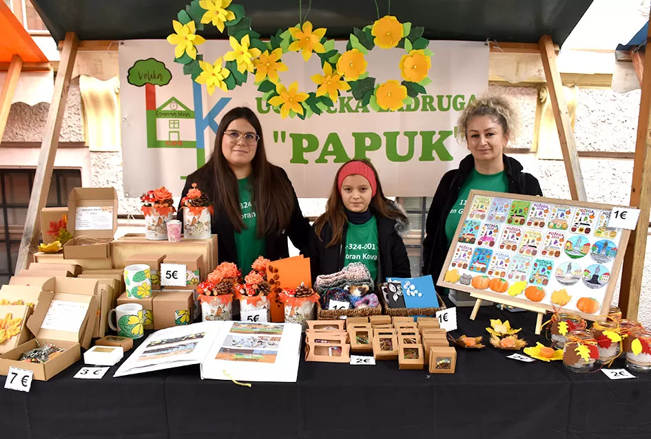 Požeška jesen u srcu grada: Štandovi, izlagači i mirisi domaćih proizvoda ispunili pješačku zonu