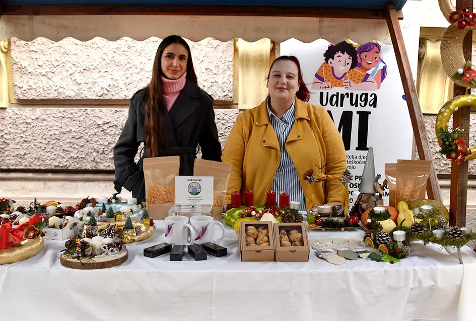 Požeška jesen u srcu grada: Štandovi, izlagači i mirisi domaćih proizvoda ispunili pješačku zonu