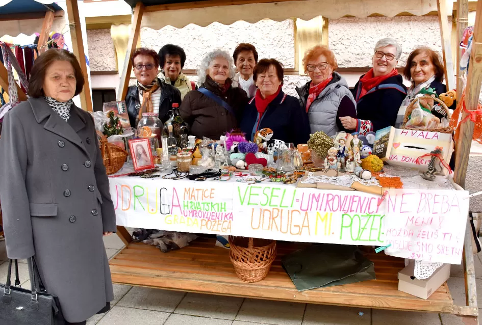 Požeška jesen u srcu grada: Štandovi, izlagači i mirisi domaćih proizvoda ispunili pješačku zonu