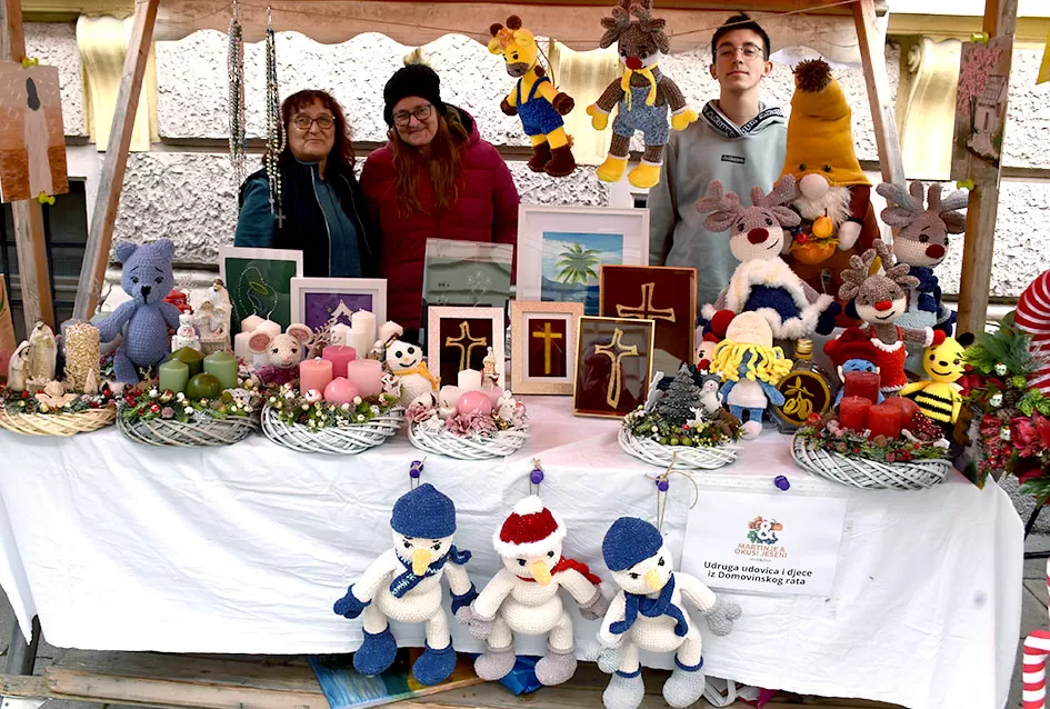 Požeška jesen u srcu grada: Štandovi, izlagači i mirisi domaćih proizvoda ispunili pješačku zonu