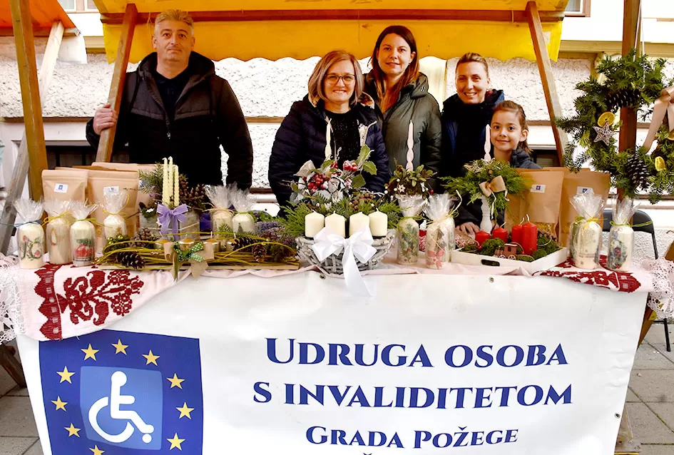 Požeška jesen u srcu grada: Štandovi, izlagači i mirisi domaćih proizvoda ispunili pješačku zonu