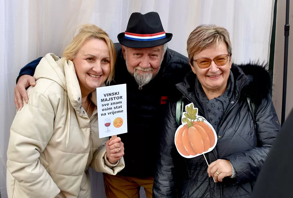 Požeška jesen u srcu grada: Štandovi, izlagači i mirisi domaćih proizvoda ispunili pješačku zonu