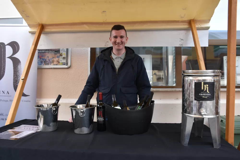 Požeška jesen u srcu grada: Štandovi, izlagači i mirisi domaćih proizvoda ispunili pješačku zonu