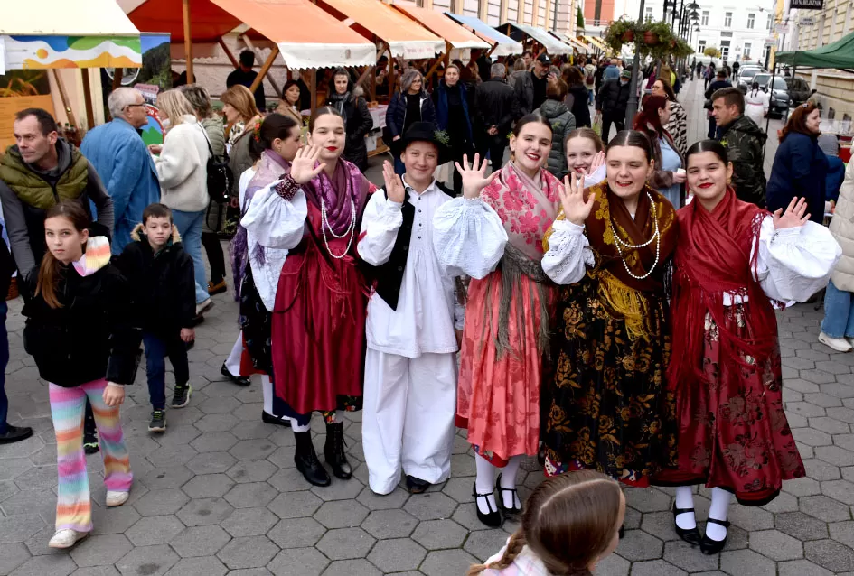 Požeška jesen u srcu grada: Štandovi, izlagači i mirisi domaćih proizvoda ispunili pješačku zonu