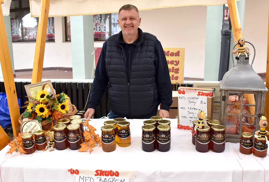 Požeška jesen u srcu grada: Štandovi, izlagači i mirisi domaćih proizvoda ispunili pješačku zonu