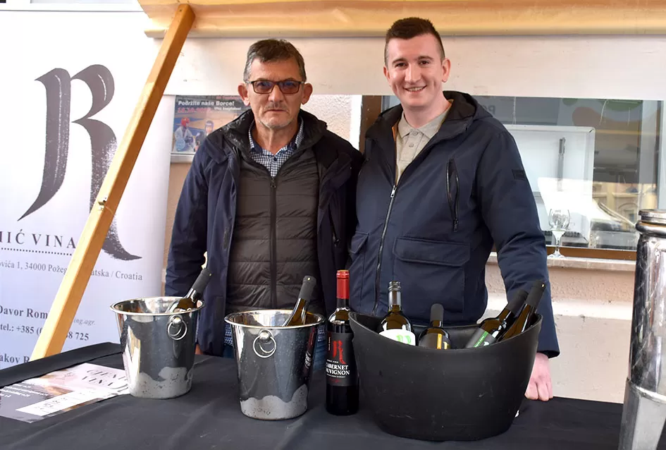 Požeška jesen u srcu grada: Štandovi, izlagači i mirisi domaćih proizvoda ispunili pješačku zonu