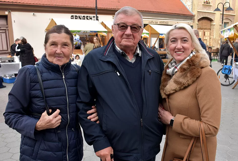 Požeška jesen u srcu grada: Štandovi, izlagači i mirisi domaćih proizvoda ispunili pješačku zonu