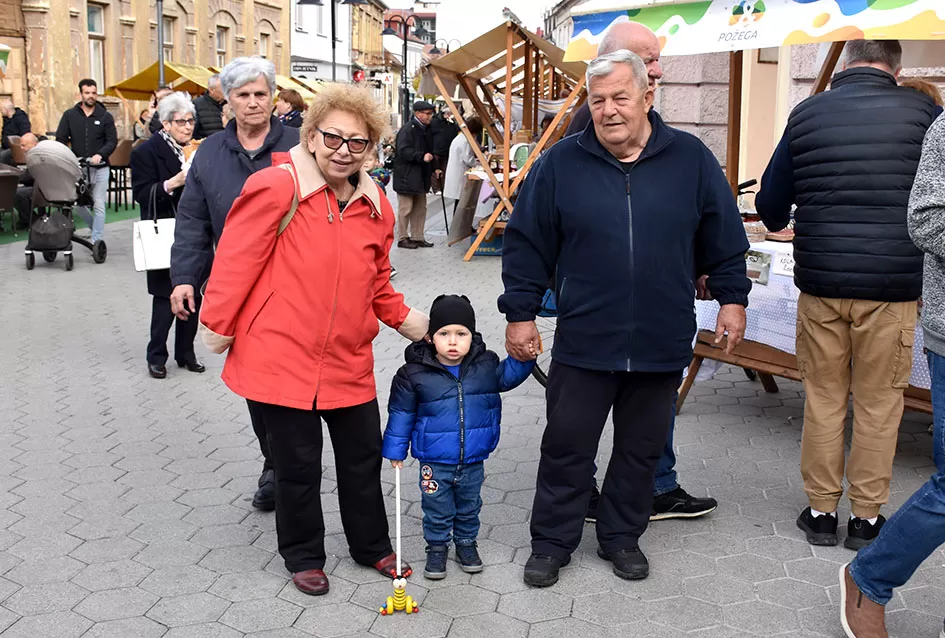 Požeška jesen u srcu grada: Štandovi, izlagači i mirisi domaćih proizvoda ispunili pješačku zonu