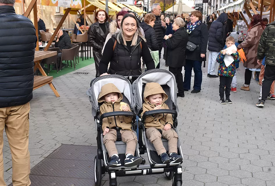 Požeška jesen u srcu grada: Štandovi, izlagači i mirisi domaćih proizvoda ispunili pješačku zonu