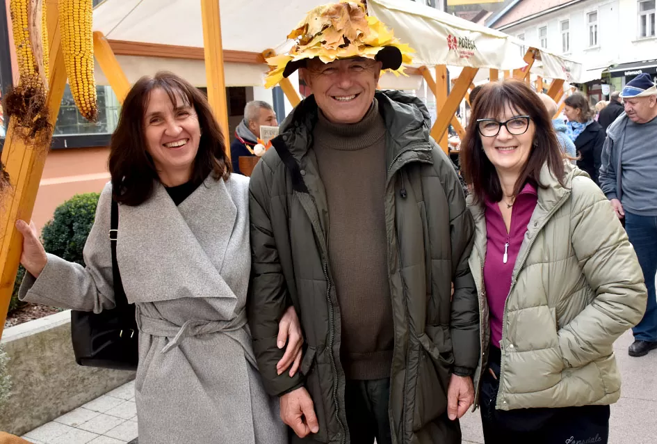 Požeška jesen u srcu grada: Štandovi, izlagači i mirisi domaćih proizvoda ispunili pješačku zonu