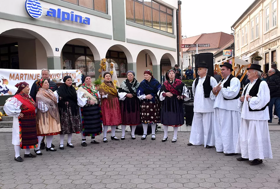 Požeška jesen u srcu grada: Štandovi, izlagači i mirisi domaćih proizvoda ispunili pješačku zonu