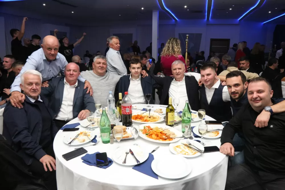 Plava noć ponovno zasjala u Sl. Brodu: Večer ponosa, tradicije i navijačkog zajedništva