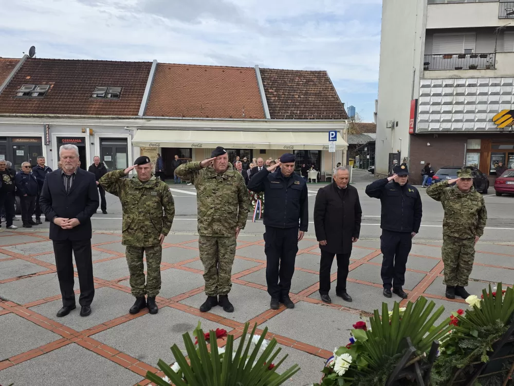 Požega.eu | SVJETLO SJEĆANJA U POŽEGI: Odana počast žrtvama Vukovara, Škabrnje i svim hrvatskim braniteljima na Trgu 123. brigade 