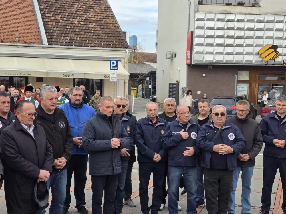 SVJETLO SJEĆANJA U POŽEGI: Odana počast žrtvama Vukovara, Škabrnje i svim hrvatskim braniteljima na Trgu 123. brigade 