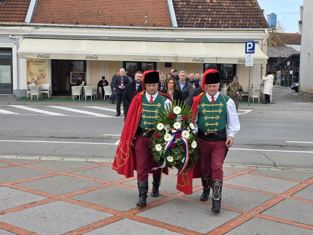 SVJETLO SJEĆANJA U POŽEGI: Odana počast žrtvama Vukovara, Škabrnje i svim hrvatskim braniteljima na Trgu 123. brigade 