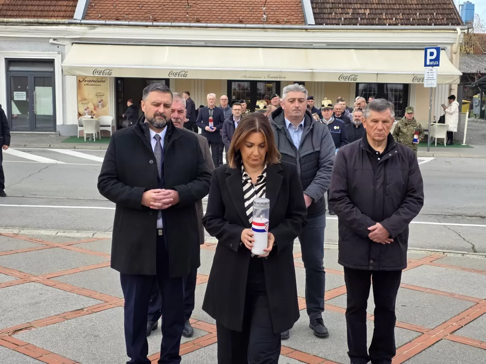 SVJETLO SJEĆANJA U POŽEGI: Odana počast žrtvama Vukovara, Škabrnje i svim hrvatskim braniteljima na Trgu 123. brigade 