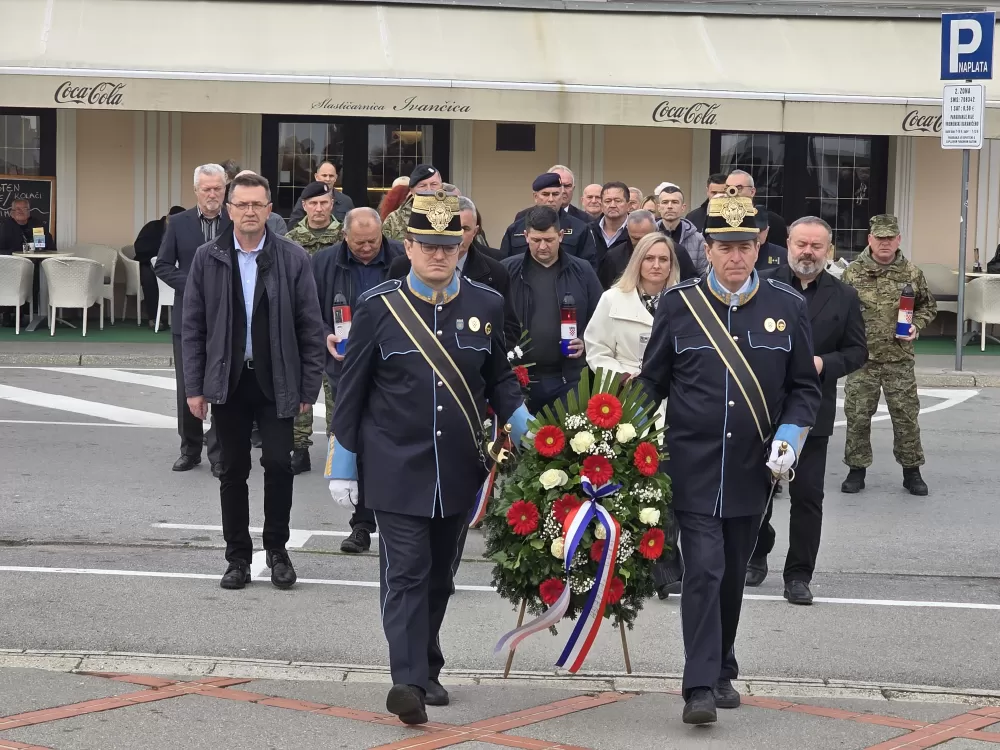 SVJETLO SJEĆANJA U POŽEGI: Odana počast žrtvama Vukovara, Škabrnje i svim hrvatskim braniteljima na Trgu 123. brigade 