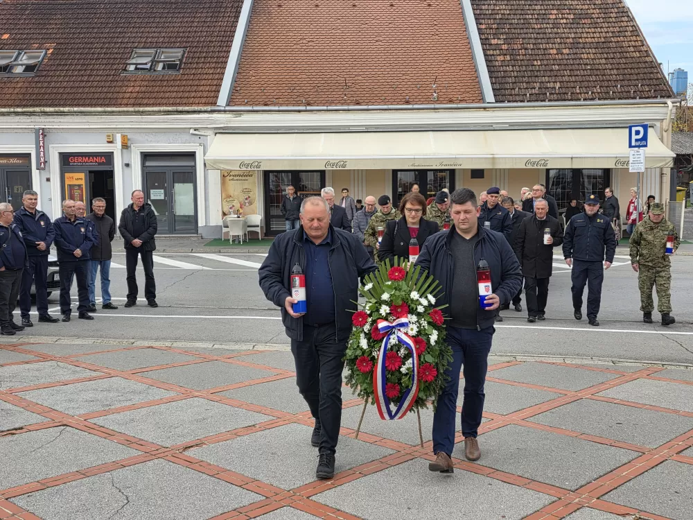 SVJETLO SJEĆANJA U POŽEGI: Odana počast žrtvama Vukovara, Škabrnje i svim hrvatskim braniteljima na Trgu 123. brigade 