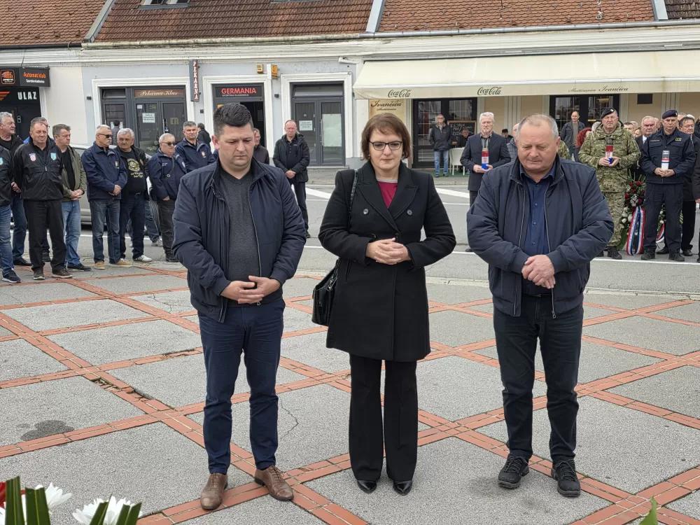 SVJETLO SJEĆANJA U POŽEGI: Odana počast žrtvama Vukovara, Škabrnje i svim hrvatskim braniteljima na Trgu 123. brigade 