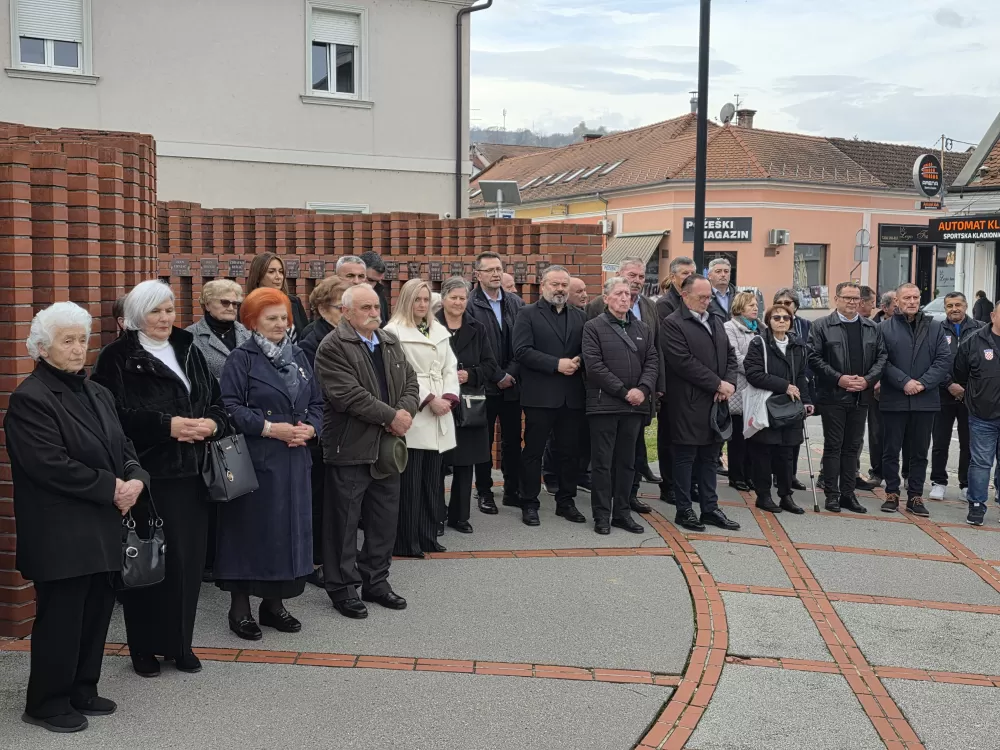SVJETLO SJEĆANJA U POŽEGI: Odana počast žrtvama Vukovara, Škabrnje i svim hrvatskim braniteljima na Trgu 123. brigade 