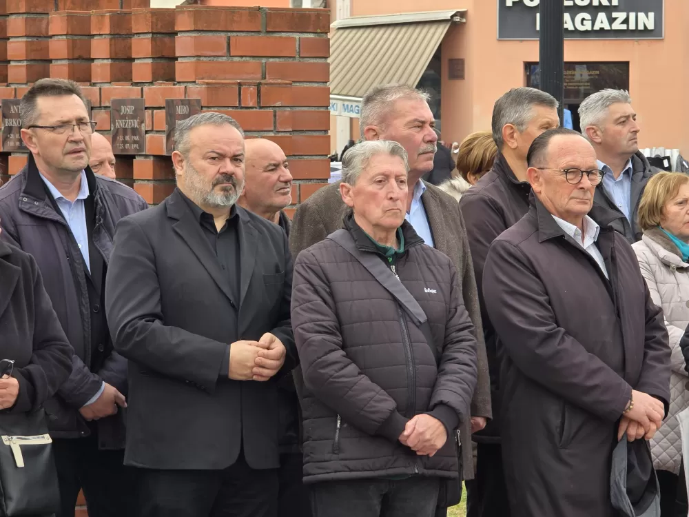 SVJETLO SJEĆANJA U POŽEGI: Odana počast žrtvama Vukovara, Škabrnje i svim hrvatskim braniteljima na Trgu 123. brigade 