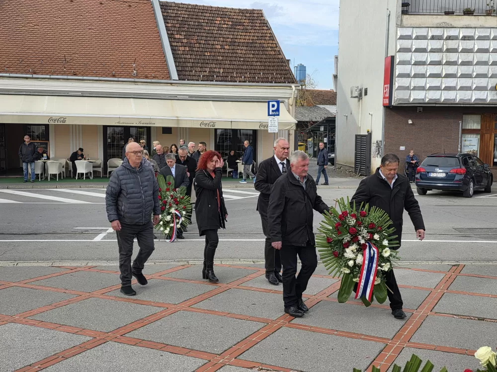 SVJETLO SJEĆANJA U POŽEGI: Odana počast žrtvama Vukovara, Škabrnje i svim hrvatskim braniteljima na Trgu 123. brigade 