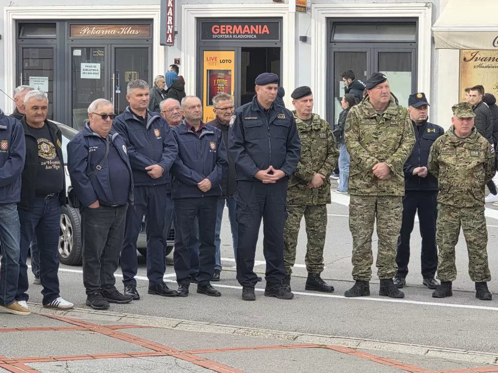 SVJETLO SJEĆANJA U POŽEGI: Odana počast žrtvama Vukovara, Škabrnje i svim hrvatskim braniteljima na Trgu 123. brigade 
