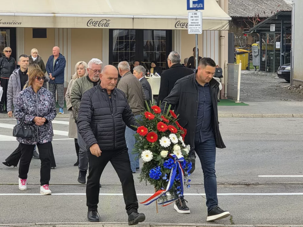 SVJETLO SJEĆANJA U POŽEGI: Odana počast žrtvama Vukovara, Škabrnje i svim hrvatskim braniteljima na Trgu 123. brigade 