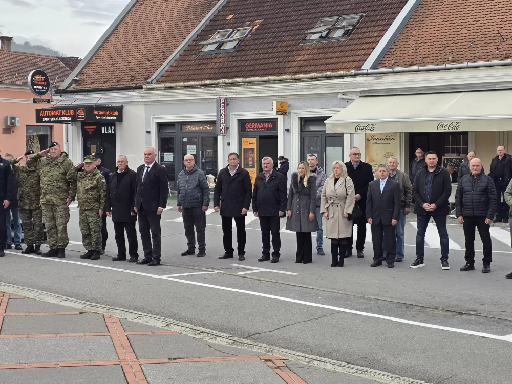 SVJETLO SJEĆANJA U POŽEGI: Odana počast žrtvama Vukovara, Škabrnje i svim hrvatskim braniteljima na Trgu 123. brigade 