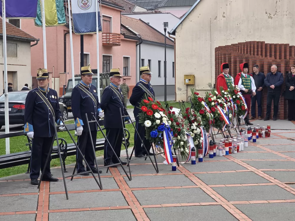 SVJETLO SJEĆANJA U POŽEGI: Odana počast žrtvama Vukovara, Škabrnje i svim hrvatskim braniteljima na Trgu 123. brigade 