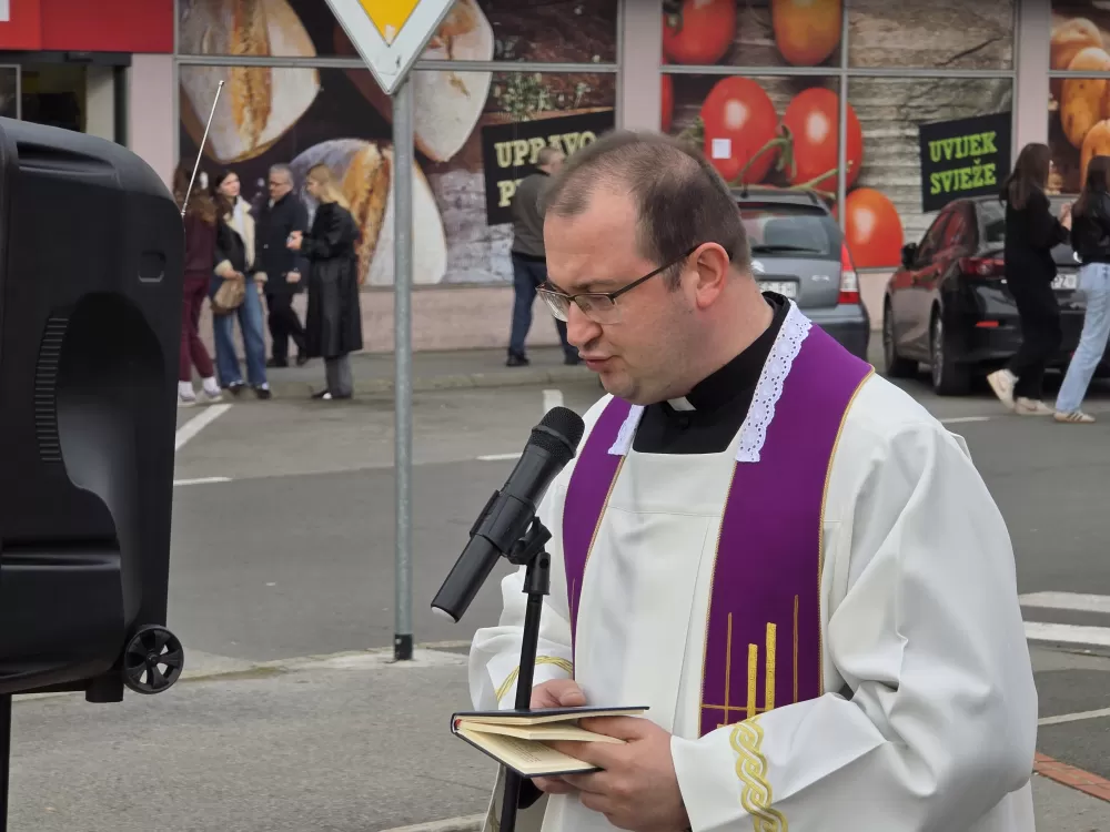 SVJETLO SJEĆANJA U POŽEGI: Odana počast žrtvama Vukovara, Škabrnje i svim hrvatskim braniteljima na Trgu 123. brigade 