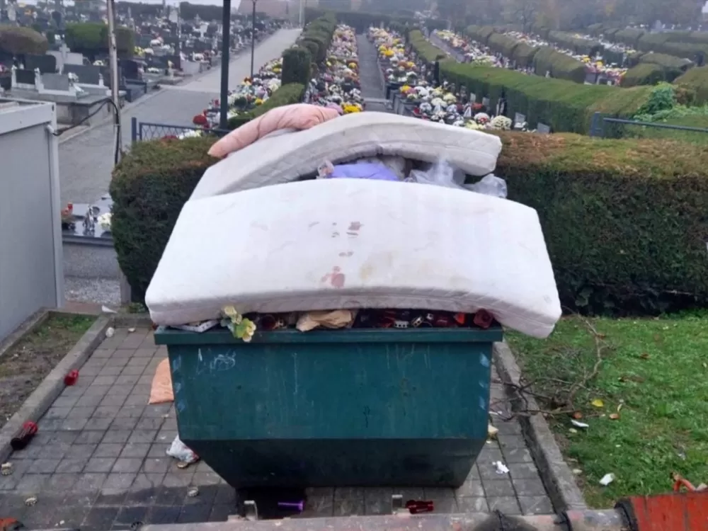 Požega.eu | Sramota: Pojedinci svoj glomazni i kućni otpad bacaju uz groblja (FOTO)