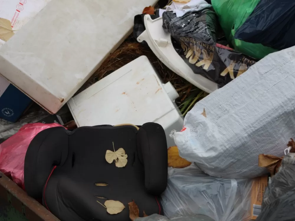 Sramota: Pojedinci svoj glomazni i kućni otpad bacaju uz groblja (FOTO)