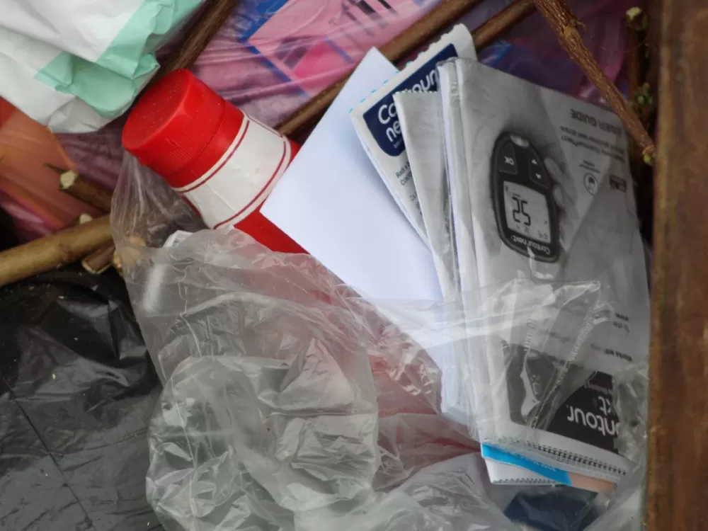 Sramota: Pojedinci svoj glomazni i kućni otpad bacaju uz groblja (FOTO)