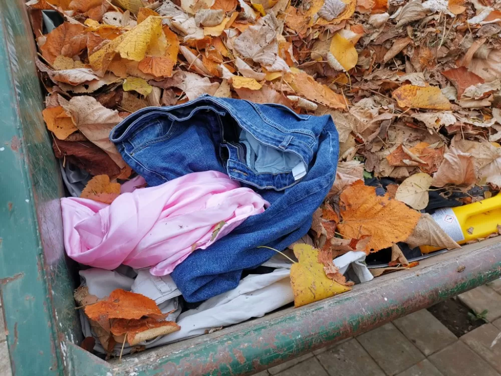 Sramota: Pojedinci svoj glomazni i kućni otpad bacaju uz groblja (FOTO)