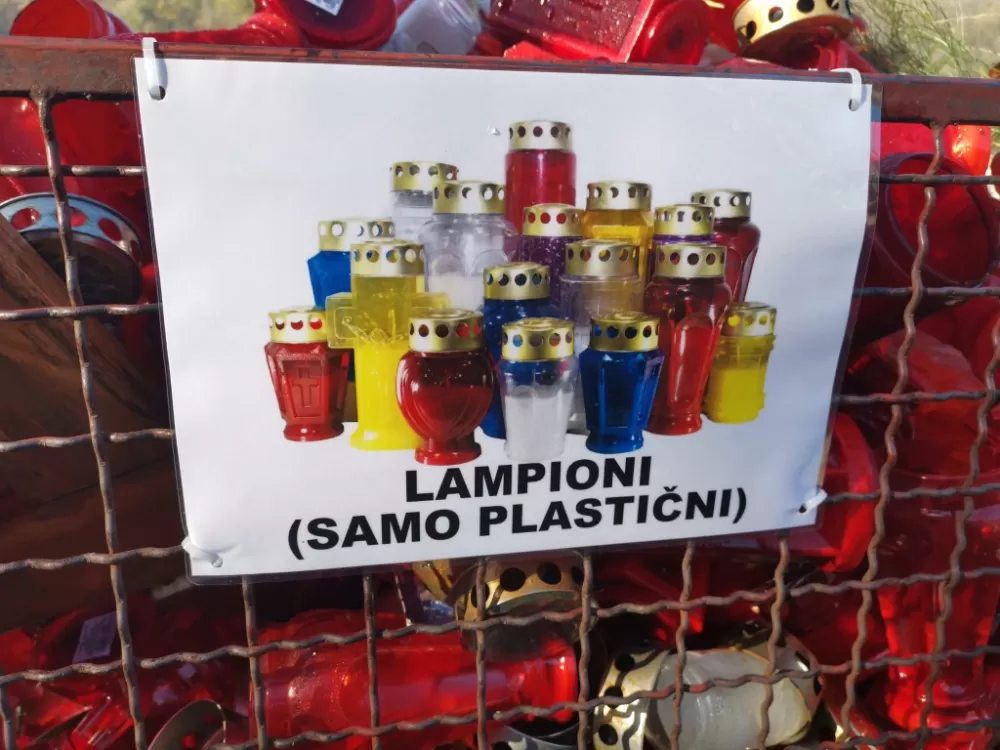 Sramota: Pojedinci svoj glomazni i kućni otpad bacaju uz groblja (FOTO)