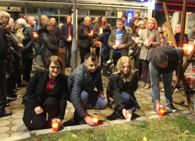 Požega.eu | U gradskom središtu Pleternice zapaljeni brojni lampioni uz Dan sjećanja na žrtve Vukovara i Škabrnje