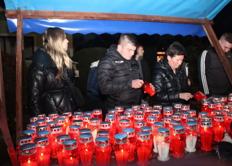U gradskom središtu Pleternice zapaljeni brojni lampioni uz Dan sjećanja na žrtve Vukovara i Škabrnje