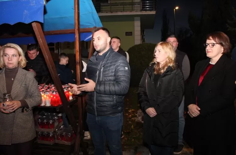 U gradskom središtu Pleternice zapaljeni brojni lampioni uz Dan sjećanja na žrtve Vukovara i Škabrnje