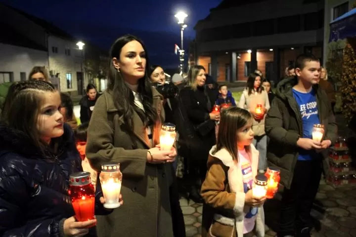 U gradskom središtu Pleternice zapaljeni brojni lampioni uz Dan sjećanja na žrtve Vukovara i Škabrnje