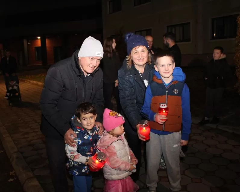 U gradskom središtu Pleternice zapaljeni brojni lampioni uz Dan sjećanja na žrtve Vukovara i Škabrnje