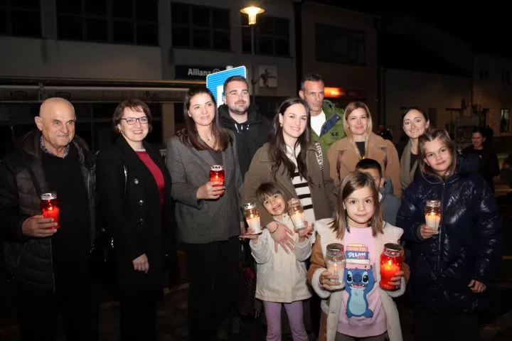 U gradskom središtu Pleternice zapaljeni brojni lampioni uz Dan sjećanja na žrtve Vukovara i Škabrnje