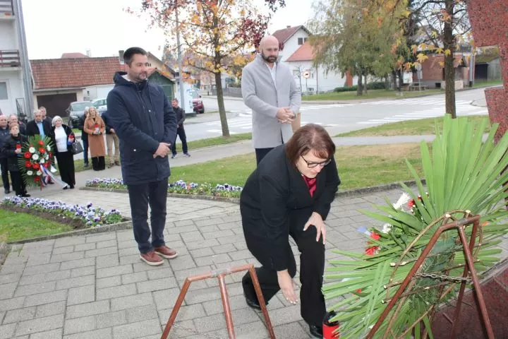 U gradskom središtu Pleternice zapaljeni brojni lampioni uz Dan sjećanja na žrtve Vukovara i Škabrnje