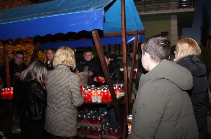 U gradskom središtu Pleternice zapaljeni brojni lampioni uz Dan sjećanja na žrtve Vukovara i Škabrnje