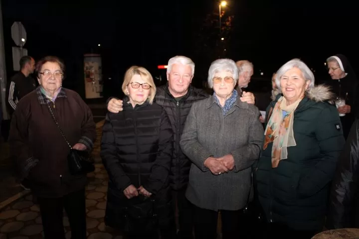 U gradskom središtu Pleternice zapaljeni brojni lampioni uz Dan sjećanja na žrtve Vukovara i Škabrnje
