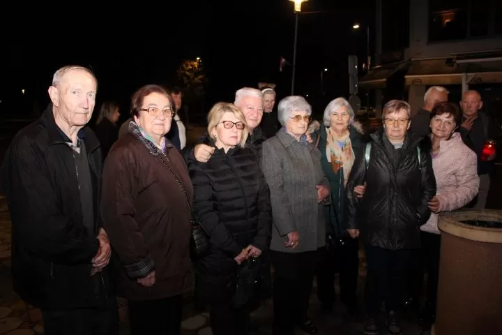 U gradskom središtu Pleternice zapaljeni brojni lampioni uz Dan sjećanja na žrtve Vukovara i Škabrnje