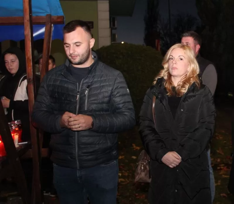 U gradskom središtu Pleternice zapaljeni brojni lampioni uz Dan sjećanja na žrtve Vukovara i Škabrnje