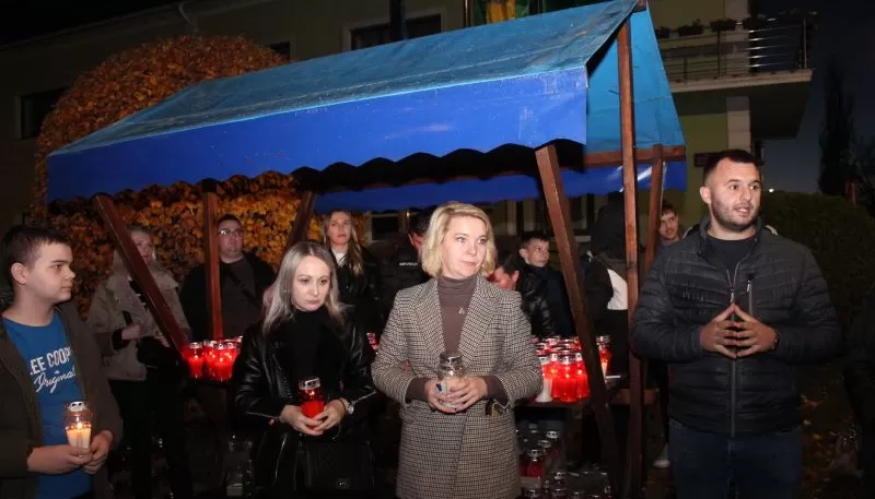 U gradskom središtu Pleternice zapaljeni brojni lampioni uz Dan sjećanja na žrtve Vukovara i Škabrnje