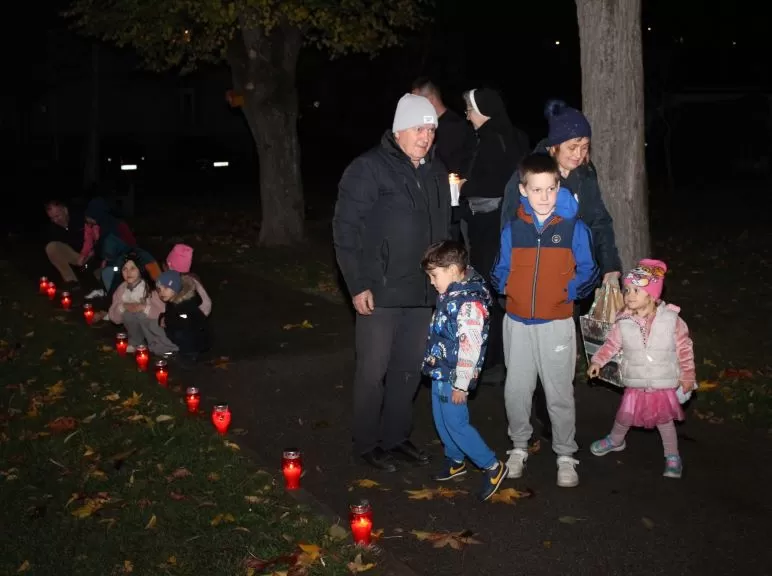 U gradskom središtu Pleternice zapaljeni brojni lampioni uz Dan sjećanja na žrtve Vukovara i Škabrnje